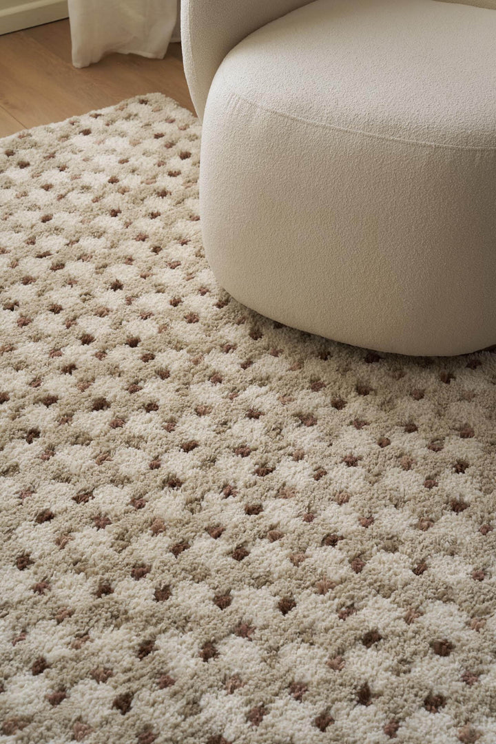 Χαλί Royal Carpet της Royal Carpet σε εκρού, σε διαφορετική όψη, με προσεγμένο σχέδιο της σειράς και εμφανή υφή επιφάνειας.