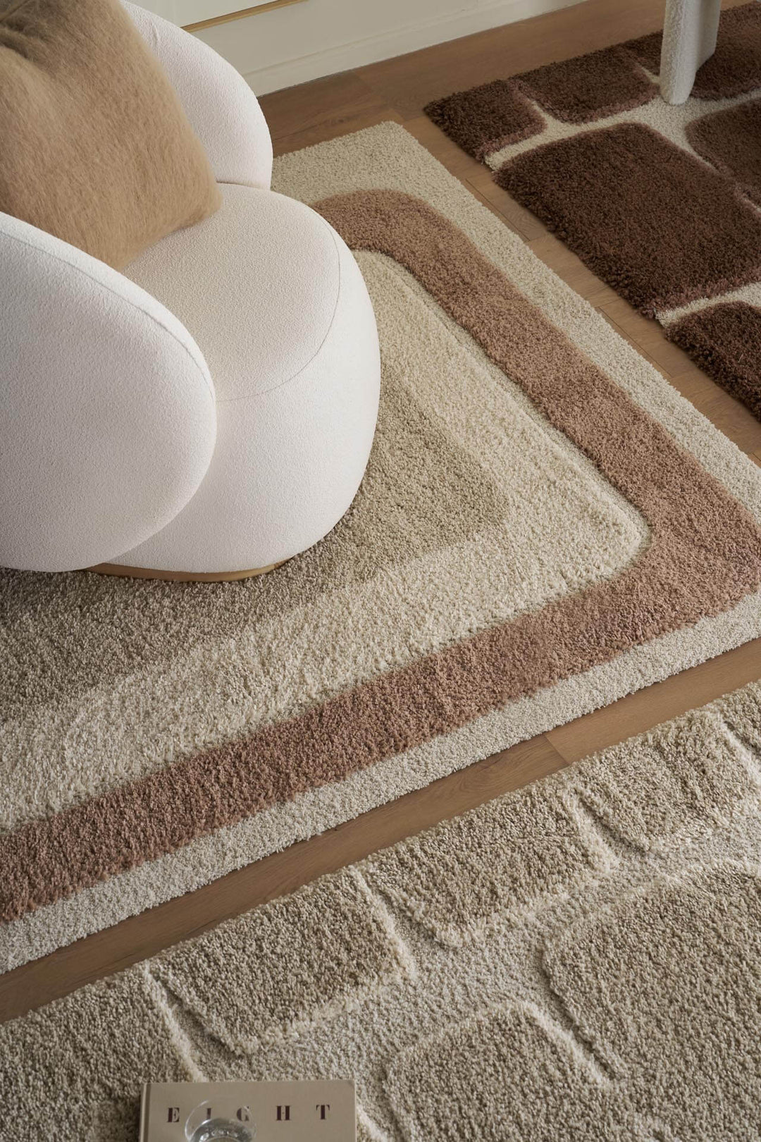 Χαλί Royal Carpet της Royal Carpet σε καφέ, σε δεύτερη διακοσμητική όψη, με προσεγμένο σχέδιο της σειράς και εμφανή υφή επιφάνειας.