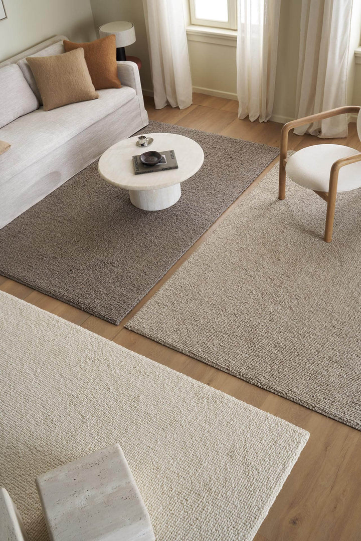 Πλεκτό χαλί Matteo της Royal Carpet σε γκρι, με έμφαση στο σχέδιο και την υφή, με πλεκτή υφή και εμφανή υφή επιφάνειας.