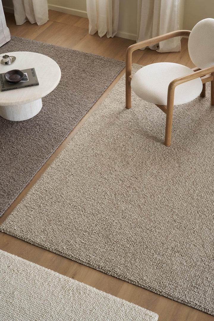 Πλεκτό χαλί Matteo της Royal Carpet σε εκρού, σε διαφορετική όψη, με πλεκτή υφή και εμφανή υφή επιφάνειας.