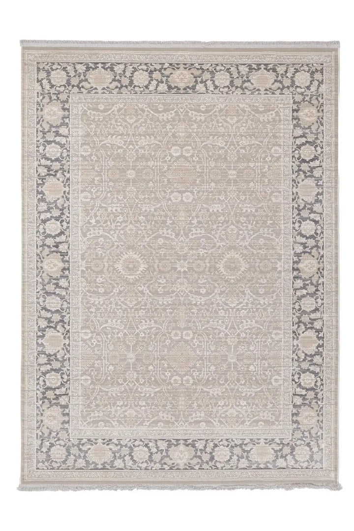 Χαλί Allure της Royal Carpet σε ουδέτερη απόχρωση, σε ολόκληρη όψη, με προσεγμένο σχέδιο της σειράς και εμφανή υφή επιφάνειας.