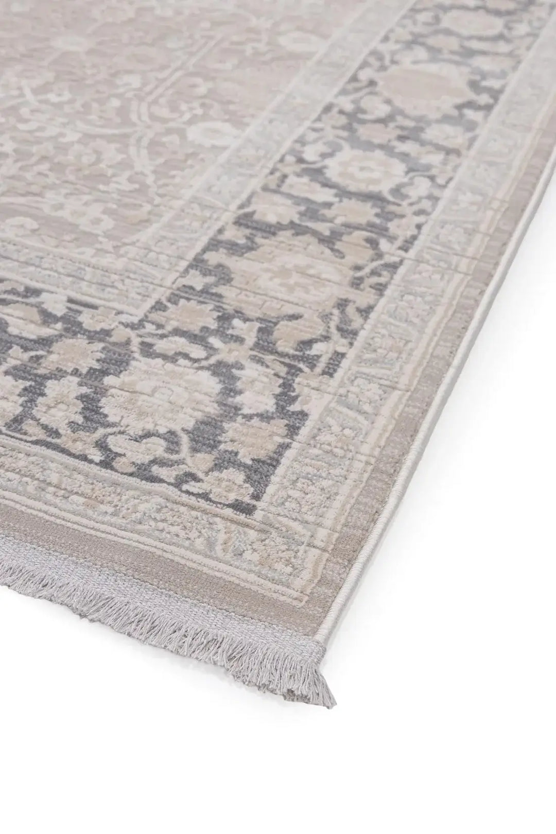 Χαλί Allure της Royal Carpet σε ουδέτερη απόχρωση, σε κοντινή λεπτομέρεια, με προσεγμένο σχέδιο της σειράς και εμφανή υφή επιφάνειας.