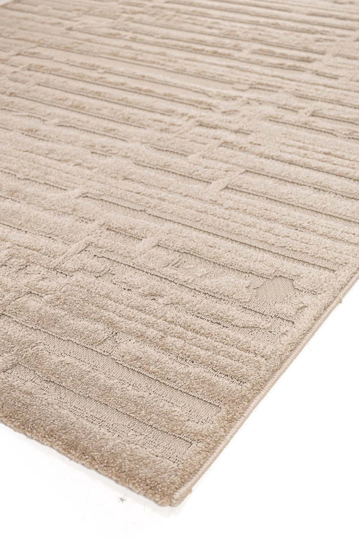 Μοντέρνο χαλί Chiara Royal Carpet σε καφέ απόχρωση με ανάγλυφη υφή και γεωμετρικά γραμμικά μοτίβα, φωτογραφημένο σε λευκό φόντο για προβολή λεπτομερειών σχεδίου και ύφανσης.