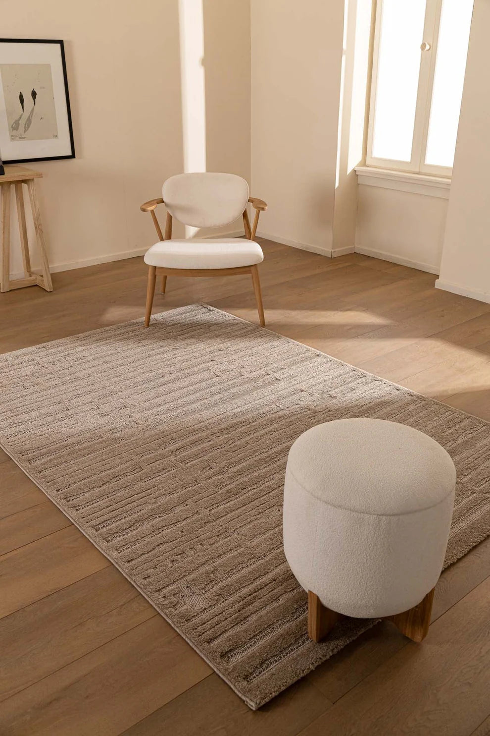Μοντέρνο χαλί Chiara Royal Carpet σε καφέ απόχρωση με ανάγλυφη γεωμετρική ύφανση, τοποθετημένο σε ξύλινο δάπεδο minimal σαλονιού με φυσικό φωτισμό και ουδέτερα έπιπλα.