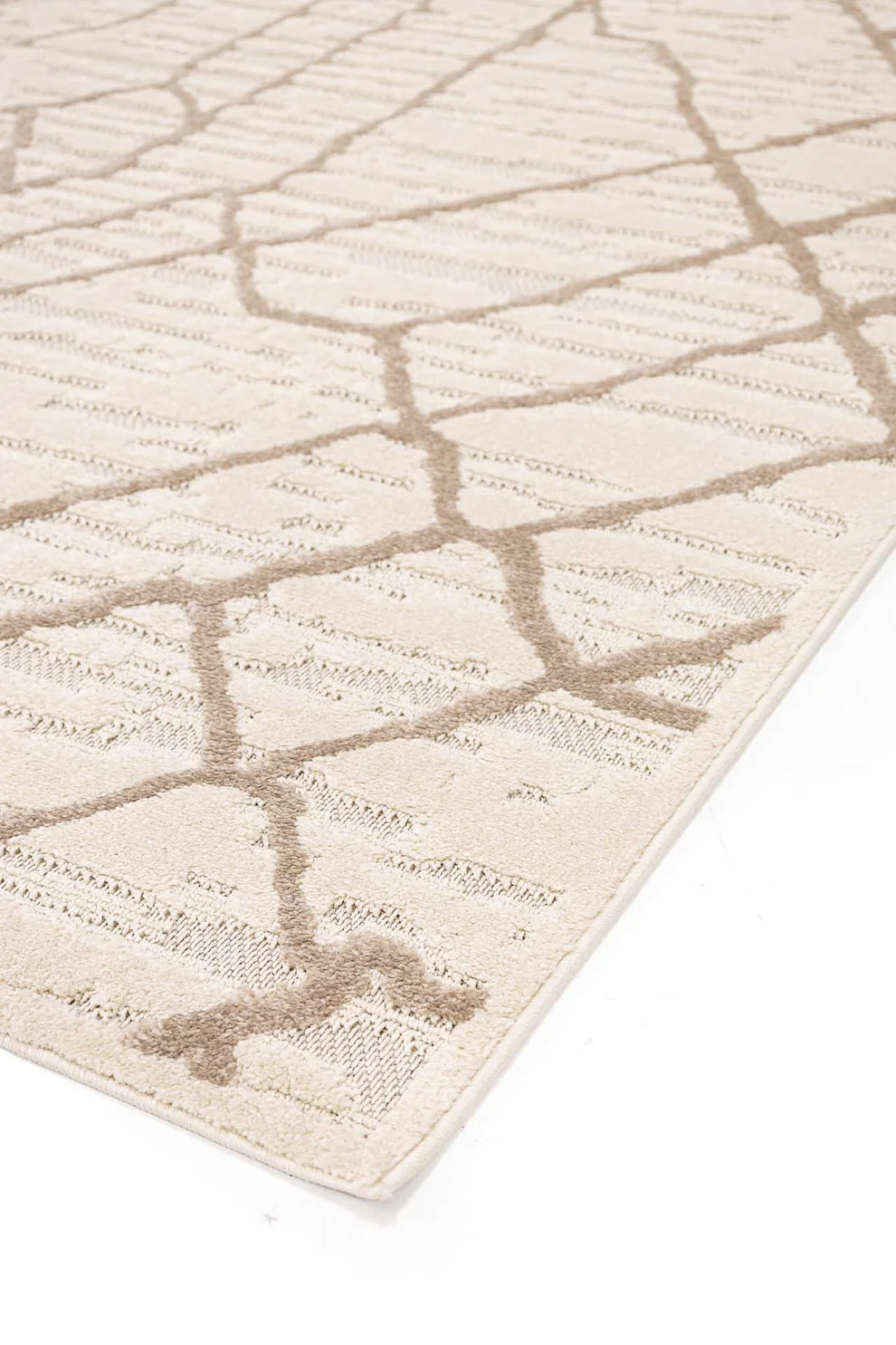 Γωνιακή λήψη του μοντέρνου χαλιού Chiara Royal Carpet σε εκρού και μπεζ αποχρώσεις με ανάγλυφο αφηρημένο μοτίβο, φωτογραφημένο σε λευκό φόντο για ανάδειξη του σχεδίου και της υφής.