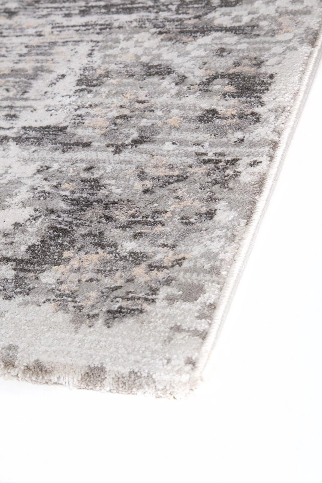 Κοντινή λήψη χαλιού Royal Carpet με μπεζ και γκρι abstract μοτίβο και απαλή ανάγλυφη υφή.
