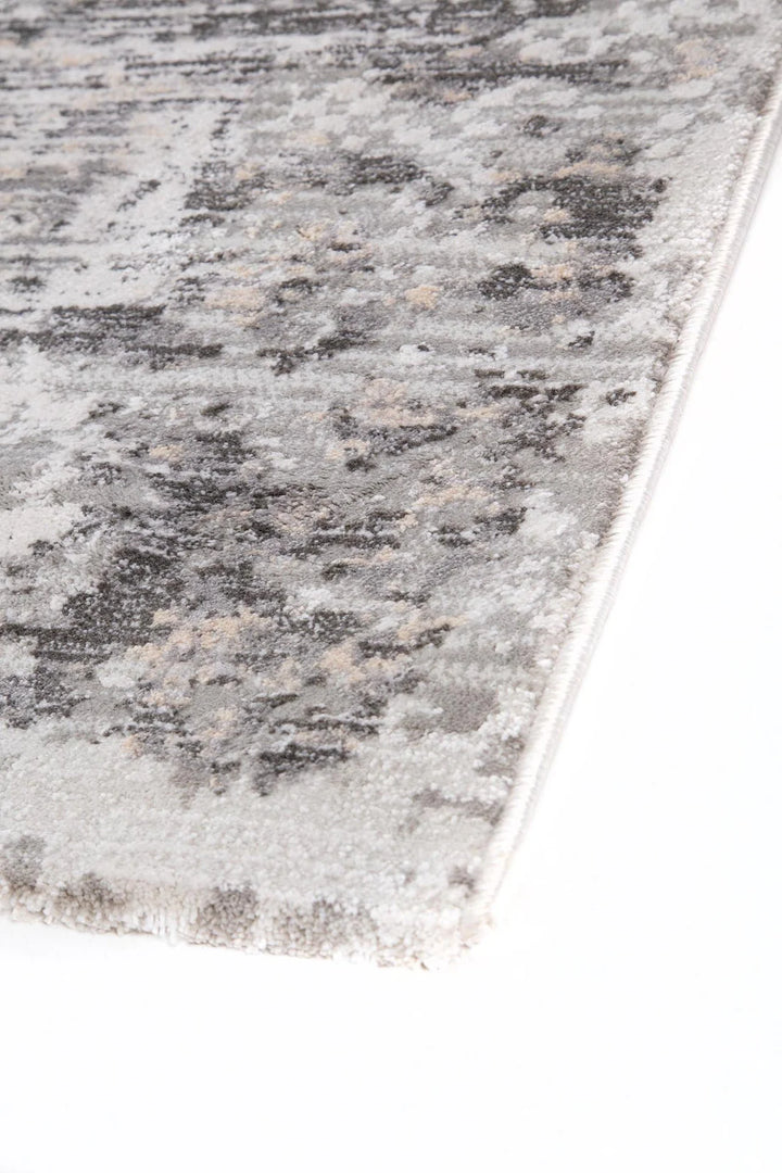 Κοντινή λήψη χαλιού Royal Carpet με μπεζ και γκρι abstract μοτίβο και απαλή ανάγλυφη υφή.