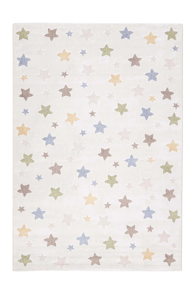 Παιδικό χαλί με λευκή βάση και μοτίβο από μπλε σύννεφα, αστέρια και πολύχρωμους κύκλους.