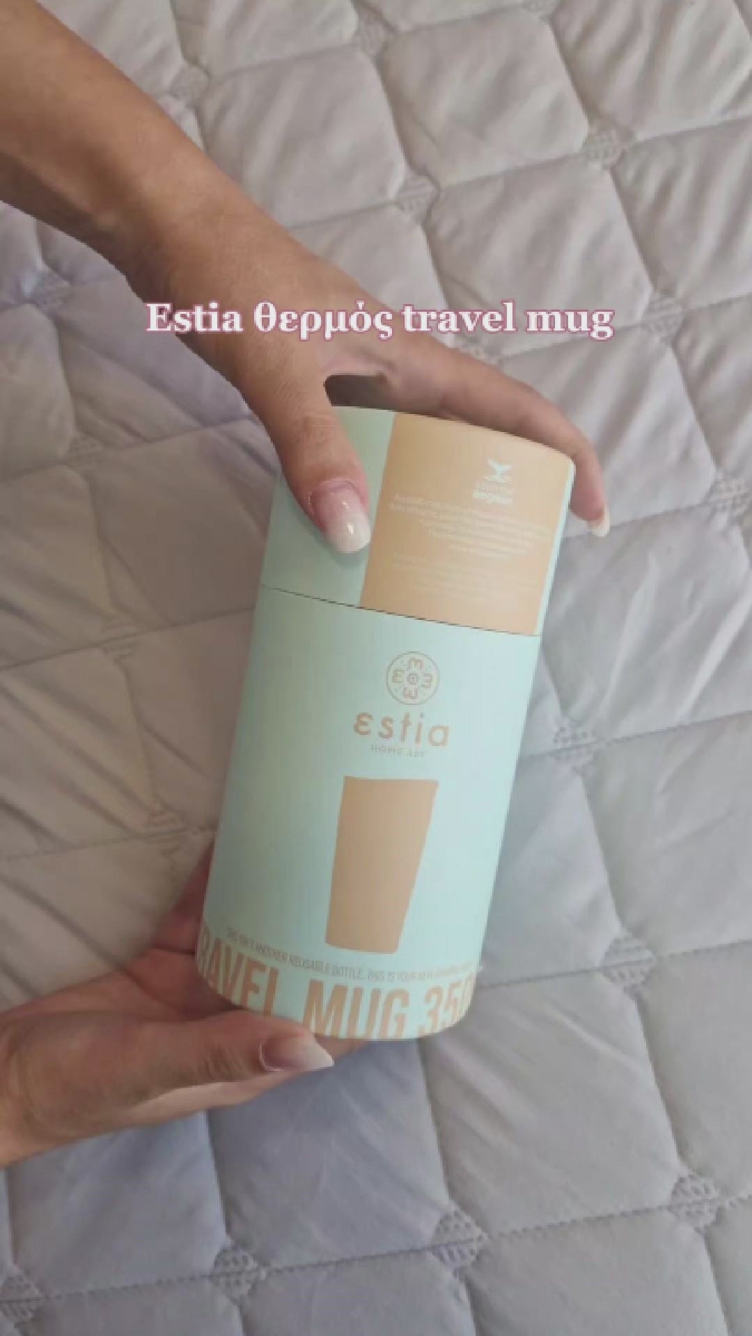 Βίντεο παρουσίασης Estia Home Art travel mug θερμός 350ml με καπάκι, σε τιρκουάζ χρώμα με μοντέρνα γραφικά και κυλινδρική συσκευασία δώρου