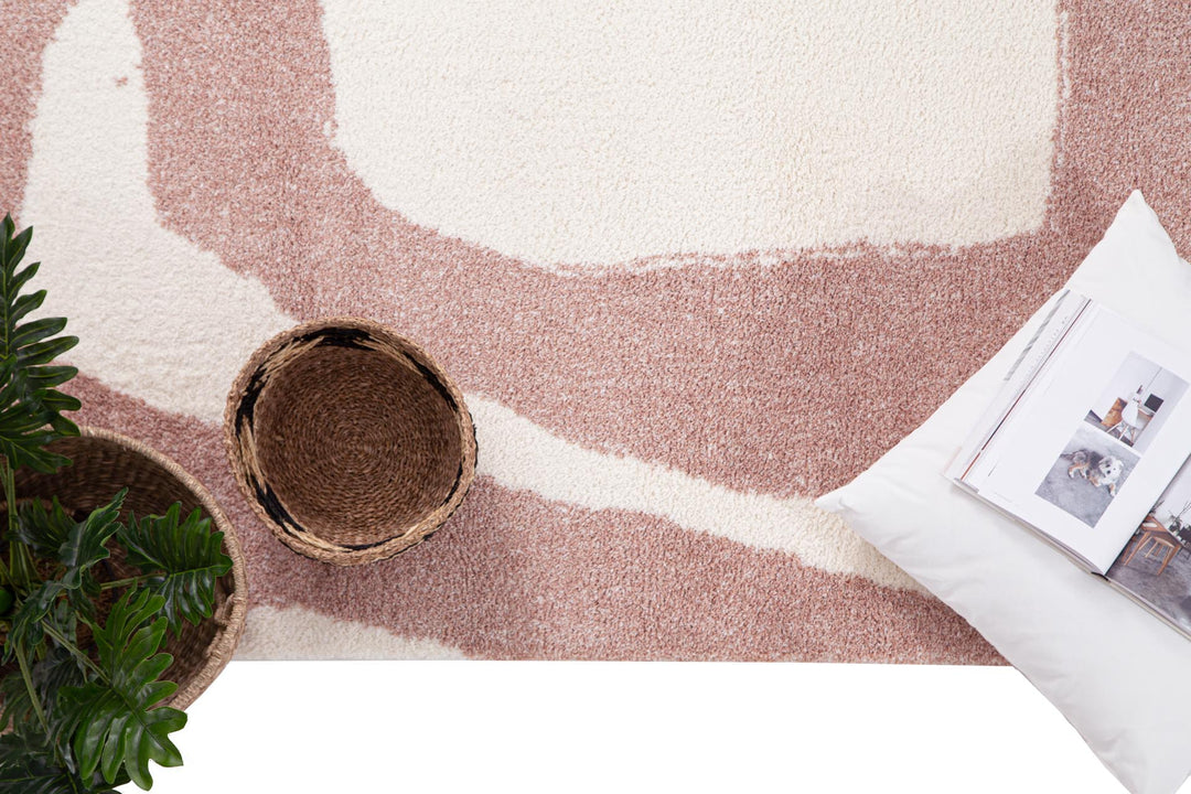 Λεπτομέρεια του λευκού και ροζ χαλιού Lilly Royal Carpet με διακοσμητικά στοιχεία και μοντέρνο ύφος.